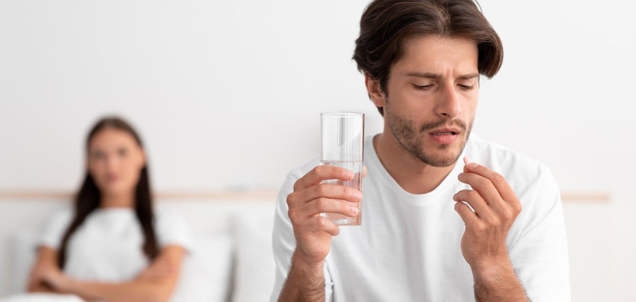 Een man met erectieproblemen die medicijnen gebruikt