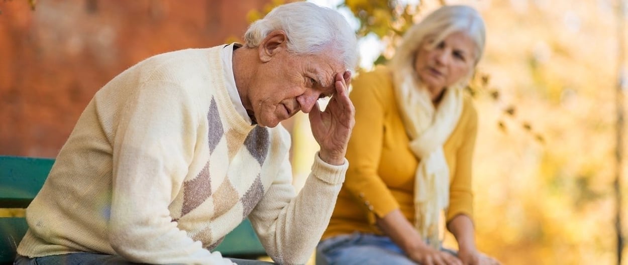 Oudere man heeft problemen, zijn vrouw troost hem