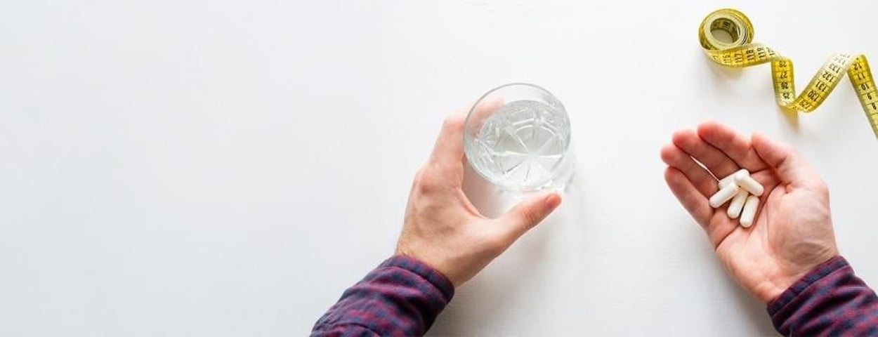 Een glas water, tabletten, een meetlint