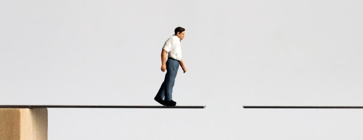Een man in midlife die een gebroken pad bewandelt