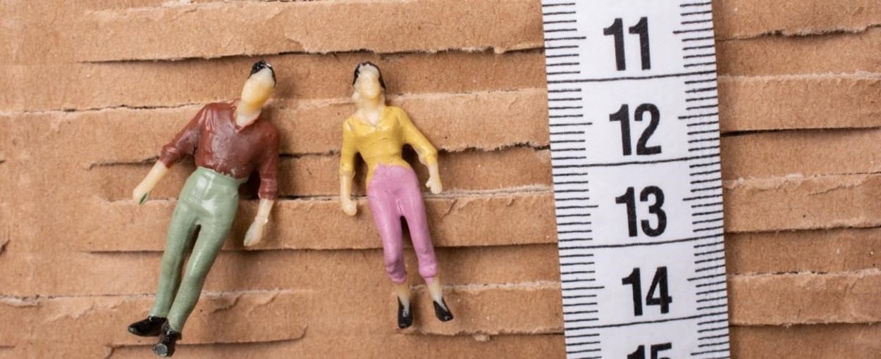 Man en vrouw figuur en meetlint met centimeters