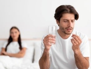 Een man met erectieproblemen die medicijnen gebruikt