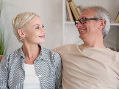  Een gelukkig liefhebbend stel dat naar elkaar lacht