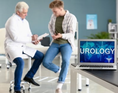 Een jonge man consulteert een uroloog voor erectieproblemen