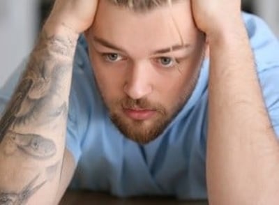 Een man met depressie