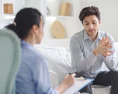 Een man in psychotherapiesessie