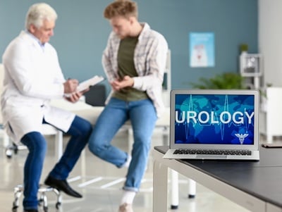 Een uroloog consulteert een jonge man