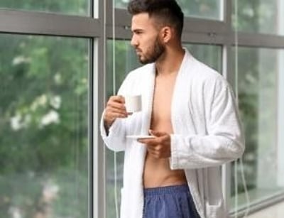 Een gezonde, goed uitziende man drinkt koffie
