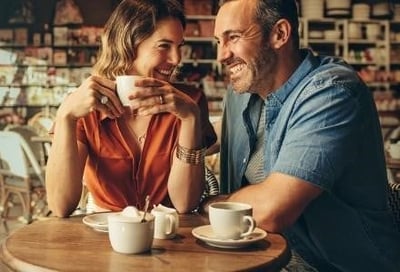 Een lachend paar dat koffie drinkt