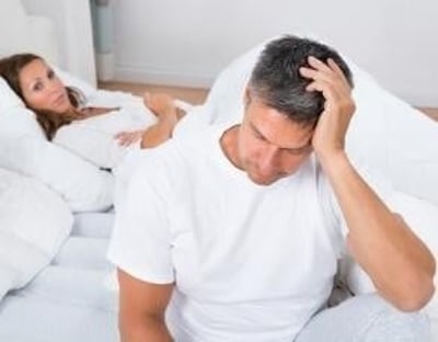 Een man van middelbare leeftijd heeft seksuele problemen in bed