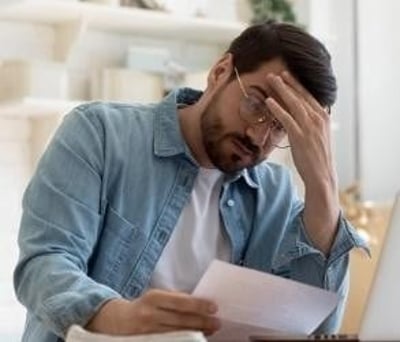  Een man van middelbare leeftijd heeft stress met zijn financiën