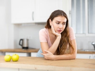 Een jonge vrouw die een radicaal dieet volgt, is depressief.