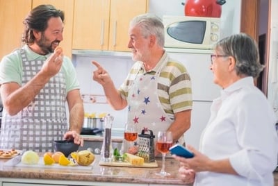 Mannen van verschillende leeftijden op een feestje