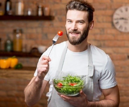 Een gezonde man eet salade